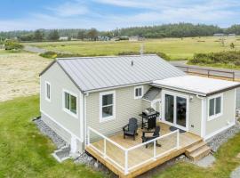 Swan Lake Cottage by AvantStay Views Firepit, hotel u gradu Ouk Harbor