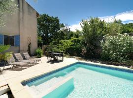 Child-friendly villa with pool, hotel v destinácii Salazac