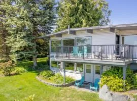 Sunny Side Island Retreat by AvantStay Backyard