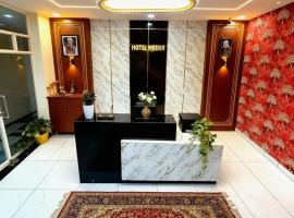 Hotel Meera, hotel i Bāwal