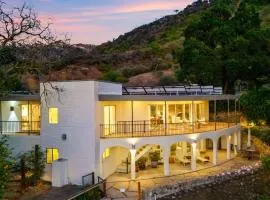 Malibu Hills Home w Balcony Mountain Views Cielo Curve by AvantStay
