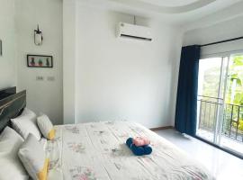 Baan Iris Salaya, hotel in Salaya