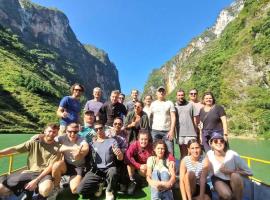 Ma Pi Adventures Ha Giang Loop Tour & Motorbike Rental, hotel i Hà Giang