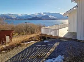 3 Bedroom Awesome Home In Sandhornøy