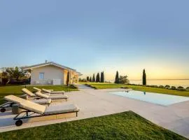 Villa With Infinity Pool Overlooking Lake Garda