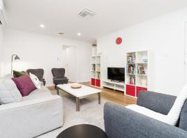 Family-Friendly Home with Yard Near Gungahlin - Hosted by Canstay, hotel a Gungahlin
