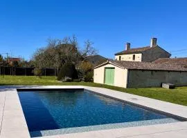 Villa médocaine avec piscine chauffée, 10 couchages, grand terrain clos, proche océan