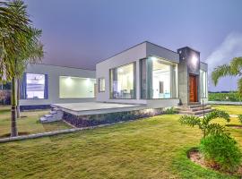 Alaya Stays Amaltas 4 BHK Countryside Hideaway With Pvt Pool, Lush Garden & 360 Aravali Views, hotel di Bhundsi