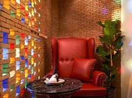 THE MOMENT - Seasonal Design Boutique