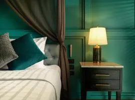 THE MOMENT - Seasonal Design Boutique