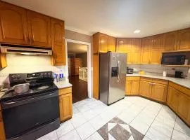 Metro Vancouver Guest House - Steps to Transit & Free Parking