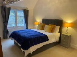 The Old Barn Marlborough, spacious grade 2 listed with parking