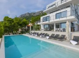 Luxury beachfront Villa Glorious Brela with pool and jacuzzi