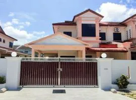 Bliss Homestay Miri - 3 Bedroom Double Storey Corner House with Netflix, Wi-Fi & hot water