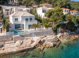 Luxury Seafront Villa White Sparkle Brač with heated pool, Hotel in Sumartin