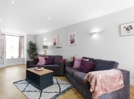 4 Bedroom and 3 Bathroom Family Home with Garden in Isleworth