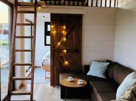 Fjordtinyhouse Glamping right by the beach, hotel Brostadbotn városában