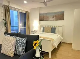 Hometel -Tira luxe With pvt Balcony- 800 mtr from Airport