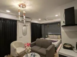 Hometel -Tira luxe With pvt Balcony- 800 mtr from Airport