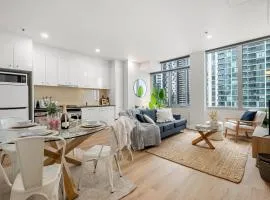 Chic 2BR Melb CBD Stay Free Parking Pool & Gym