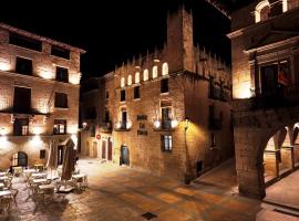 Fonda la Plaza, hotel v destinaci Valderrobres