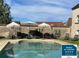 La Closerie de Gigny Maison Templiere avec Piscine, hotelli kohteessa Gigny