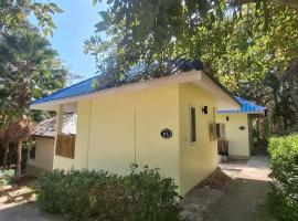Jungle Breeze Bungalow 6, Fast WiFi, Quiet Retreat, hotel di Ban Dan Mai