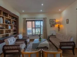 SnowPeak Villa 3-BHK Pet-friendly Hideaway with Hill Views
