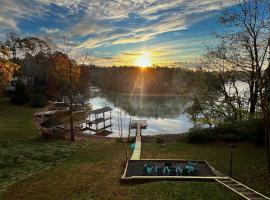 Stillwater Retreat Pet-Friendly waterfront home!, hotel i Moneta