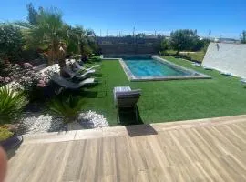 Villa moderne avec piscine privée près de la mer