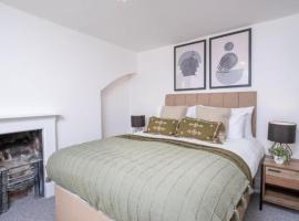 Central Stroud 3-Bedroom Flat with Fast WiFi, Hotel in Stroud