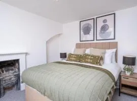 Central Stroud 3-Bedroom Flat with Fast WiFi and On-Site Parking