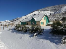 Gîte de montagne du Plateau de Lhers, hotel s parkiriščem v mestu Accous