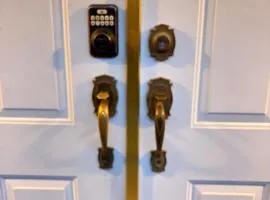 Surrey Guest House - Near Surrey Memorial & Transit, Free Parking & Wifi