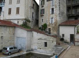Faubourg St Jean, hotel with parking in Aubeterre-sur-Dronne