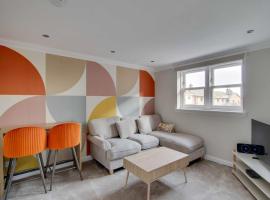 2 bedroom, cosy ground floor flat, private parking, hotell i Angus