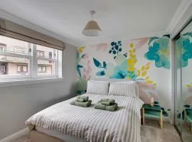 2 bedroom, cosy ground floor flat, private parking