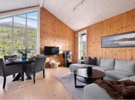 Stranda Fjellgrend, 2 bedrooms and loft 96B, hotel i Stranda