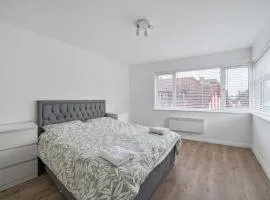 2 Bed Flat - Sleeps 2 - Parking - Wifi