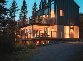 Mist - Modern Micro Chalet Near Quebec City, Hotel in Lac-Beauport