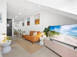 Boutique Crown Loft Studio • CBD • AC + Smart TV