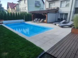 Apartament z basenem i salonem