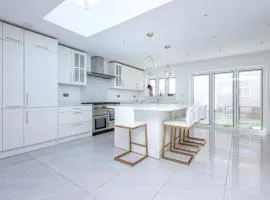 Spacious 4BR Home Garden & Office Space