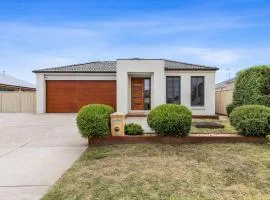 Chifley Place - Modern Comfort near Delacombe Town