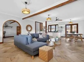 Seaford Haven - Seaside Stay near Dining & Wineries