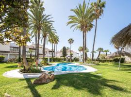 Bright Chalet with Swimming Pool and Close to Sea، فندق في مربلة