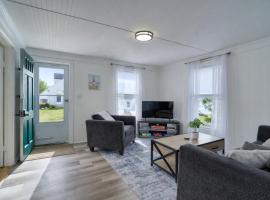 Coastal Gem - Charming 3BR Home, Steps to Beach!, hotel di Warwick