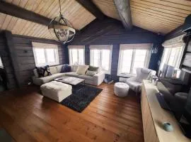 Beautiful classic cabin with sauna and hot tub
