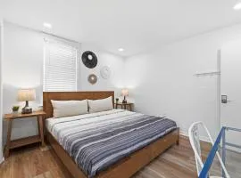 Dormont, Pittsburgh !A Spacious and Modern Private Bedroom with Shared Bathroom