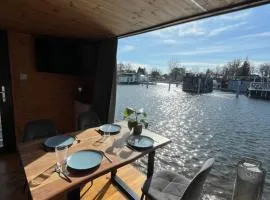 Ruheoase am Wasser, Sauna-Hausboot in Naturidylle